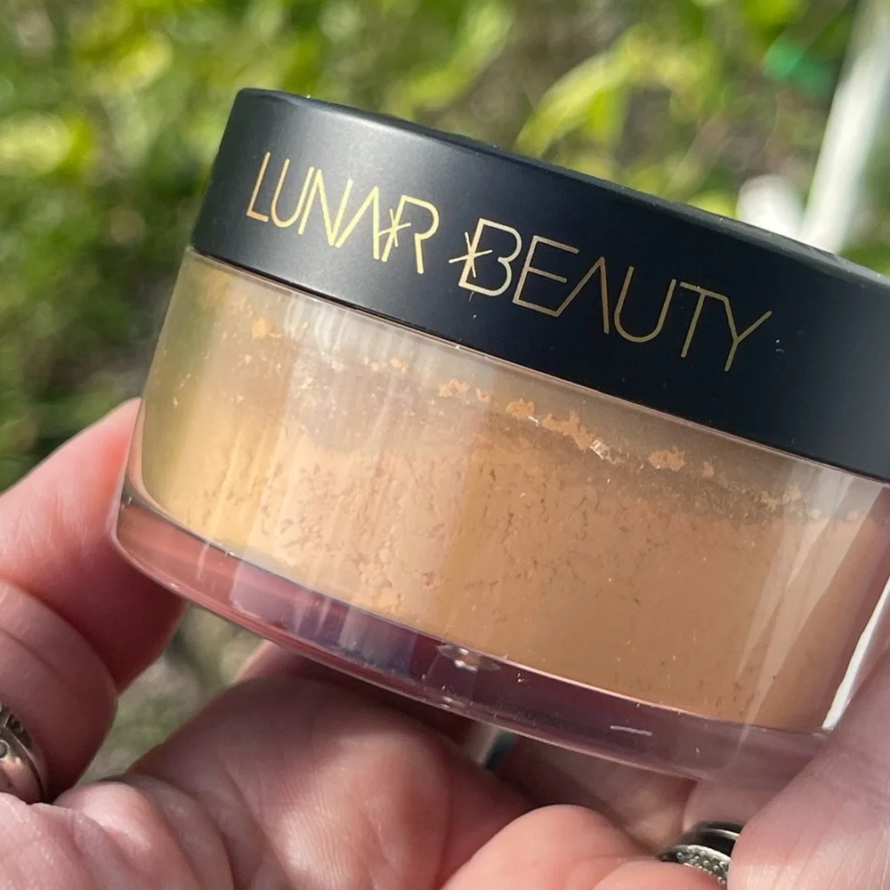 LUNAR BEAUTY By Manny Mua Lunaversal Translucent Setting Powder In Medium